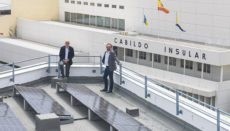 Antonio Morales, der Präsident des Cabildos von Gran Canaria, mit dem Inselrat für Energie, Raúl García Brink, auf dem Dach des Cabildo-Gebäudes Foto: Cabildo de Gran Canaria