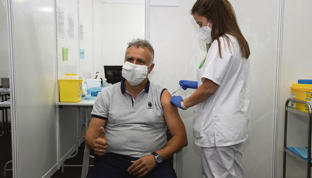 Der kanarische Regierungspräsident Ángel Víctor Torres erhielten gemäß ihrem Alter in der letzten Woche die Erstimpfung. Fotos: EFE
