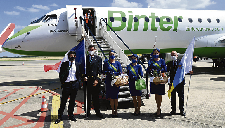 Die Besatzung der Embraer E195-E2 von Binter am 1. Juli nach der Landung in Lille Foto: binter