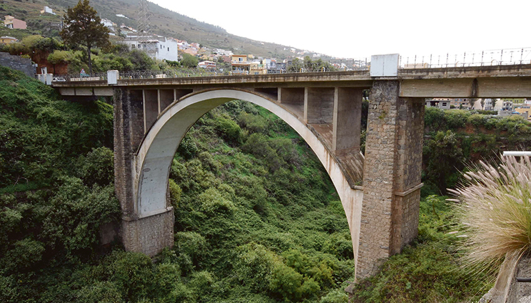 Die 83 m lange Brücke ersparte den Einwohnern von Santa Úrsula und La Victoria und allen, die in diesem Inselgebiet unterwegs waren, den bisherigen kurvenreichen Umweg, um die Schlucht zu umgehen, und erleichterte die Handelsbeziehungen im Norden der Insel. Fotos: Moisés Pérez