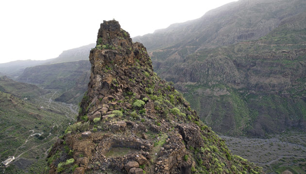 La Fortaleza bedeutet auf Deutsch „die Festung“. Auf der höchsten der drei Felsformationen dieser archäologischen Fundstätte deuten kreisförmig angeordnete Steine darauf hin, dass dieser Ort von den Ureinwohnern für Rituale genutzt wurde. Foto: Cabildo de Gran Canaria