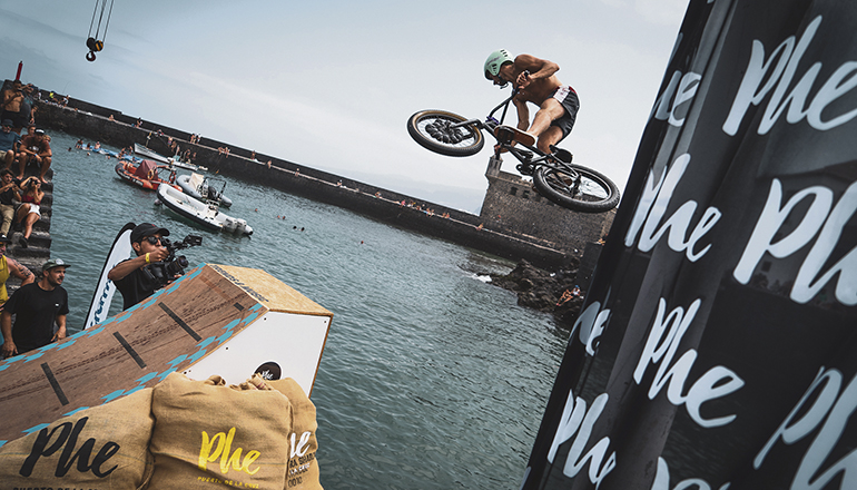 „Water Jump“ am Hafen von Puerto de la Cruz Foto: phe festival