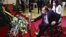 Hommage an gefallene Soldaten: Verteidigungsministerin Margarita Robles begleitet den Vater eines in Afghanistan Gefallenen zu dem Kranz, vor dem weiße Rosen niedergelegt wurden. Foto: EFE