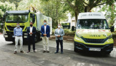 Bürgermeister Bermúdez (r.) und Mitglieder der Stadtverwaltung präsentierten zwei der neuen Fahrzeuge. Foto: Ayuntamiento de Santa Cruz de Tenerife