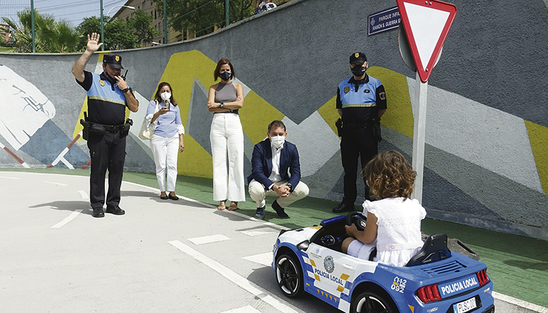 Testfahrt des ersten Elektro-Autos auf dem Übungsplatz. Bürgermeister José Manuel Bermúdez (in der Hocke) will die Verkehrserziehung hier mit Beginn des neuen Schuljahres im September fortsetzen. Foto: Ayuntamiento de Santa Cruz de Tenerife