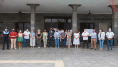 Die Mitarbeiter des Ayuntamientos von Puerto de la Cruz versammelten sich vor dem Rathaus zu einer Minute des Schweigens, um ihre Solidarität mit den Menschen in den deutschen und belgischen Überschwemmungsgebieten zu zeigen. Foto: Moisés Pérez