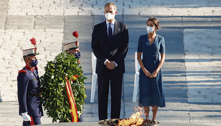 Das Königspaar ehrte im Rahmen der Zeremonie über 100 Ärzte und Pfleger posthum mit dem Großkreuz des Zivilverdienstordens und legte einen Kranz für die Opfer nieder. Foto: efe
