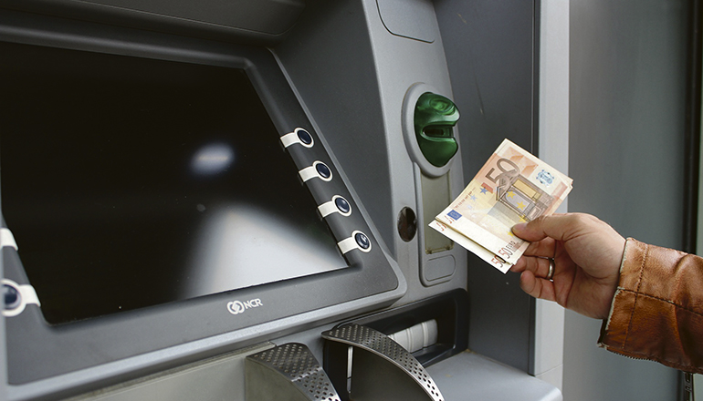 Wer heutzutage einen Geldautomaten oder eine Bankfiliale in seiner Nähe hat, kann sich glücklich schätzen. Foto: Pixabay