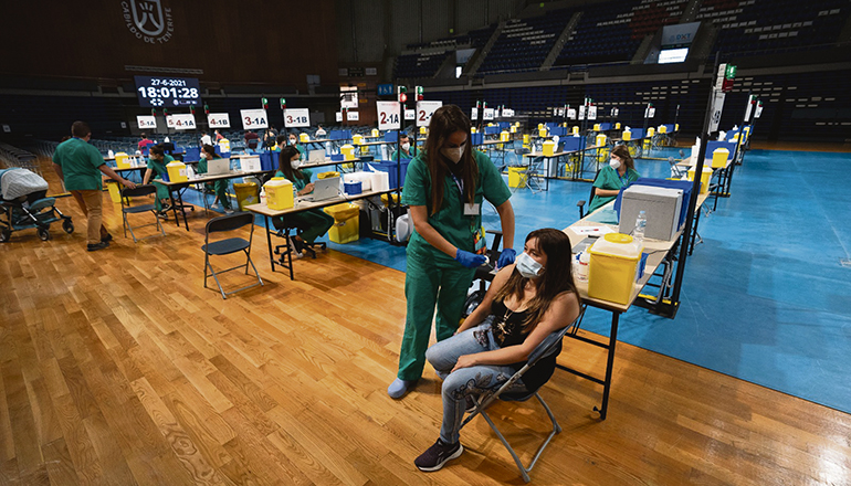 Das große Impfzentrum in der Sporthalle Santiago Martín in La Laguna ist weiter in Betrieb. Foto: Gobierno de canarias