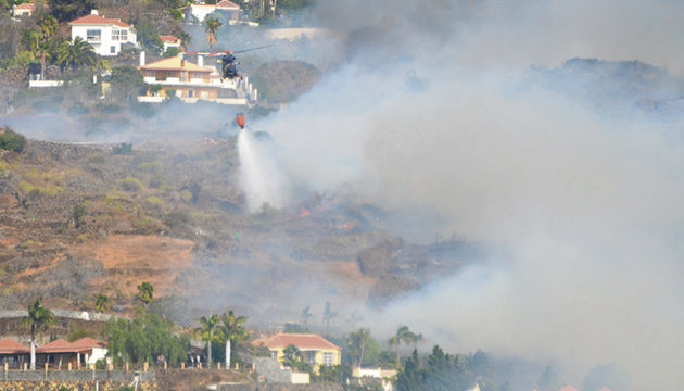 Diesmal war es kein Waldbrand, sondern ein Feuer, das in einem besiedelten Gebiet ausbrach. Fotos: EFE