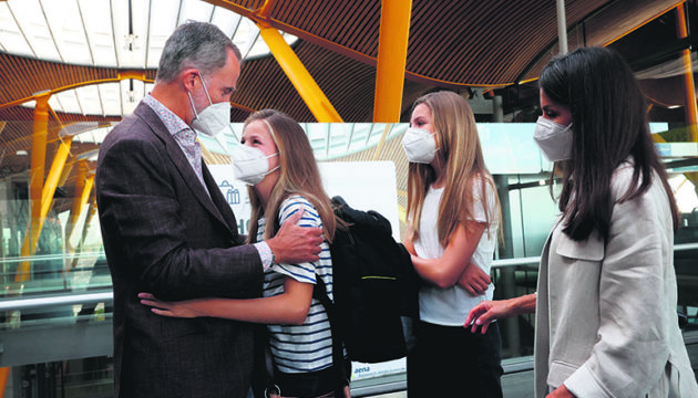 Abschied am Flughafen Barajas: Wie viele andere Gleichaltrige auf der ganzen Welt verabschiedete sich Spaniens Teenie-Kronprinzessin von ihren Eltern und ihrer Schwester, um ihren neuen Lebensabschnitt in einem Internat im Ausland zu beginnen. Foto: EFE/CASA REAL