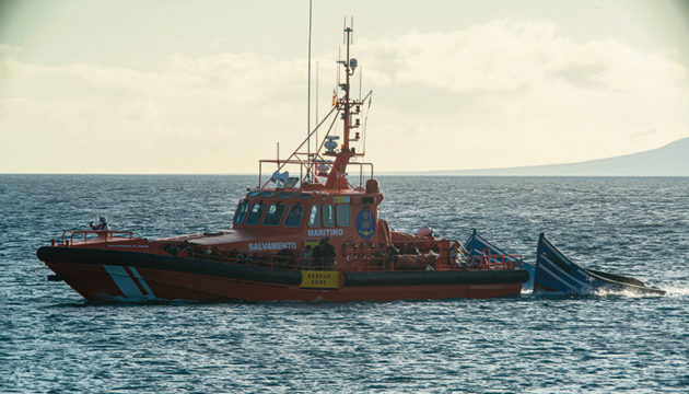 Ein Schiff der Seenotrettung am 2. September auf dem Weg nach Lanzarote. Die über 60 Insassen der beiden Fischerboote, die von den Rettern abgeschleppt werden, konnten sicher an Bord genommen werden. Foto: EFE