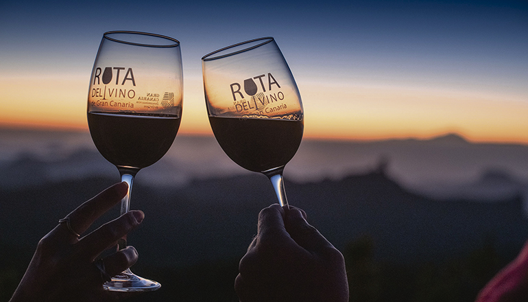 Der spanische Verband der Weinstädte hat diesen Sommer die Zertifizierung der „Ruta del vino“ von Gran Canaria genehmigt, die damit die erste Weinstraße der Kanaren ist. Die Inselverwaltung hatte sich mehrere Jahre darum bemüht, ein neues touristisches Produkt zu schaffen, das die Weiterentwicklung des Weinsektors auf der Insel fördert. www.rutadelvinodegrancanaria.org