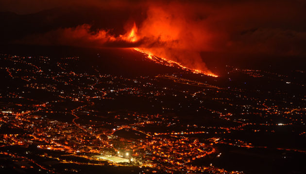 Auf La Palma hört die Erde nicht auf zu beben. Die Menschen werden auch in der Nacht immer von neuen Erschütterungen aufgeschreckt. Das Ausmaß der Katastrophe ist noch nicht absehbar, ebenso wenig die Dauer der Eruption. Foto: EFE