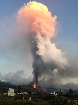 Aschewolken steigen mit der Eruption. Foto: EFE