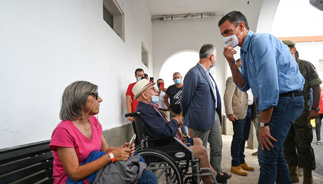 Präsident Pedro Sánchez sprach mit Betroffenen in Notunterkünften. Fotos: EFE