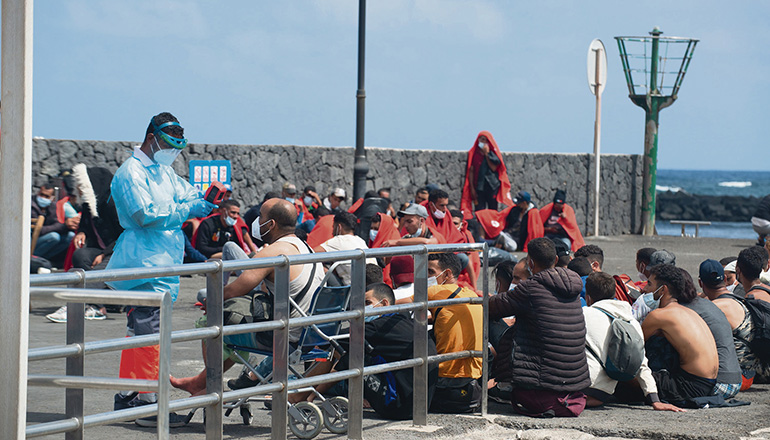 Ankunft von Migranten auf Lanzarote Ende September. Corona-Sicherheitsmaßnahmen werden eingehalten: Die Ankömmlinge erhalten Masken, und es wird ihnen die Temperatur gemessen. Foto: efe
