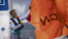 Melwin Fink nach der Ankunft auf der Insel. Er segelte in zehn Tagen und 35 Minuten von Les Sables d’Olonne nach Santa Cruz de La Palma. Foto: Mini Transat EuroChef 2021-Alexis Courcoux