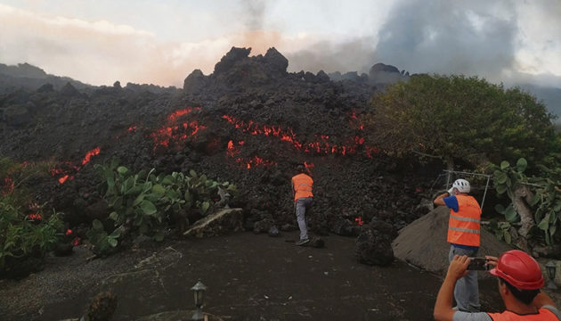 Wissenschaftler entnahmen der Lava Proben zu Analysezwecken