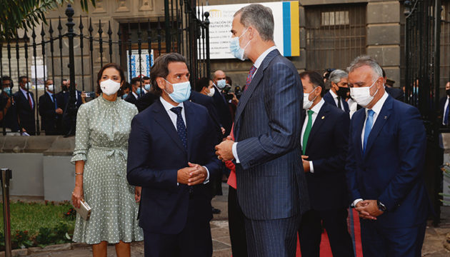 Parlamentspräsident Gustavo Matos und der kanarische Regierungschef Ángel Víctor Torres (r.) begrüßen König Felipe VI., der von der Tourismusministerin Reyes Maroto (l.) begleitet wurde. Foto: © Casa de S.M. el Rey