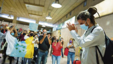 Alberto Rodríguez wurde am 23. Oktober bei seiner Ankunft auf dem Flughafen Teneriffa Nord von einer Gruppe von Sympathisanten empfangen. Foto: efe