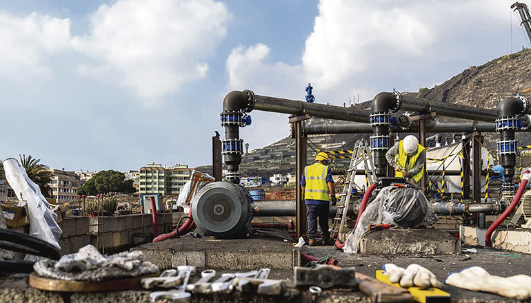 Durch die beiden mobilen Entsalzungsanlagen, das Tankschiff und einen neu ausgehobenen Brunnen können täglich zwischen 6.000 und 12.000 Kubikmeter Wasser für die Landwirtschaft bereitgestellt werden. Foto: Gobierno de Canarias