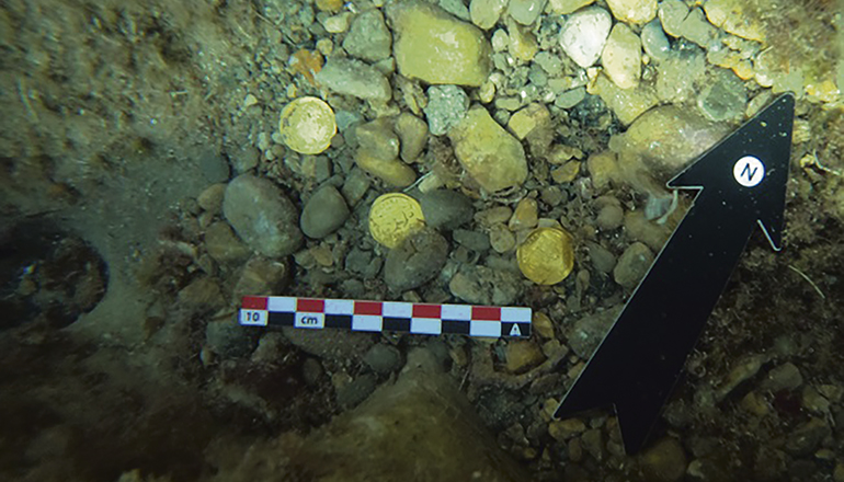 Einige der antiken Münzen. Laut Jaime Molina, Professor für Alte Geschichte und Leiter des Unterwasserarchäologenteams der Universität von Alicante, das den Fund untersuchte, handelt es sich bei den 53 Münzen um einen der größten Sätze römischer Goldmünzen, die in Spanien und Europa gefunden wurden. Foto: Universidad de Alicante