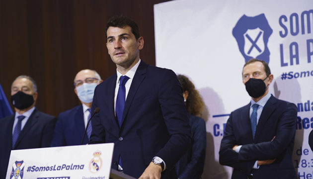 Star-Torwart Iker Casillas, ehemaliger Spieler der spanischen Nationalmannschaft und des Real Madrid, kann zwar aufgrund seiner Herzprobleme nicht selbst auf den Platz, wird jedoch am 17. Dezember das Spiel von der Tribüne aus verfolgen. Casillas ist seit Jahren für sein soziales Engagement bekannt. Foto: efe