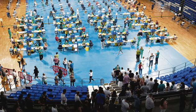 Impfzentrum im Pabellón Santiago Martín Foto: EFE