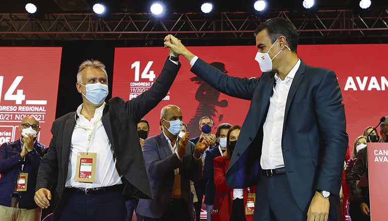 Auf dem Parteitag der PSOE in Las Palmas de Gran Canaria war Ministerpräsident Pedro Sánchez voll des Lobes für seinen Parteikollegen Ángel Víctor Torres. Dieser wurde als Generalsekretär der Sozialisten auf den Kanaren wiedergewählt. Foto: EFE