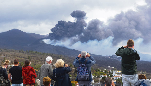 Die zwei Seiten des Vulkans: Das Naturschauspiel zieht weiterhin Touristen an, und auch viele Bewohner anderer Inseln fahren nach La Palma, um den Vulkan zu sehen. Foto: EFE