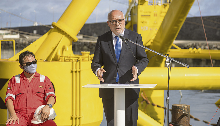 Antonio Morales übernahm den Vorsitz der „Taufe“ der neuartigen von dem Start-up X1 Wind entwickelten Offshore-Windkraftanlage. Foto: CABILDO DE GRAN CANARIA