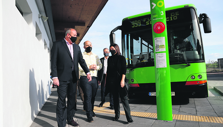 Enrique Arriaga (l.) und Buenavistas Bürgermeister Antonio González besuchten zusammen mit Titsa-Geschäftsführerin Raquel Martínez den frisch renovierten Busbahnhof. Foto: Cabildo de Tenerife