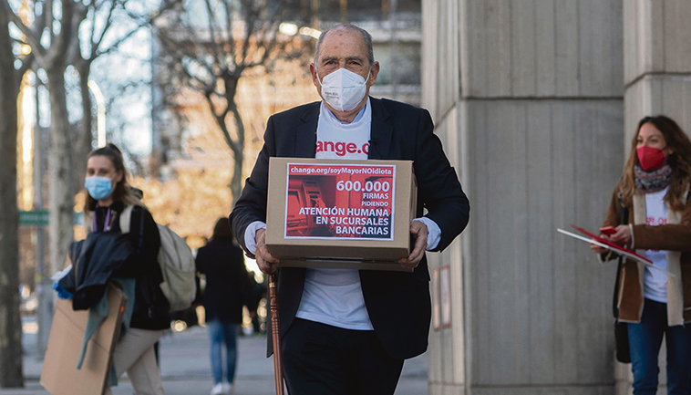 Rentner Carlos San Juan mit den 600.000 Unterschriften auf dem Weg zum Wirtschaftsministerium. Foto: Efe