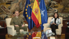 Der General Aroldo Lázaro Sáenz (li.) neben der Verteidigungsministerin, Margarita Robles. Foto: EFE/Mº de Defensa