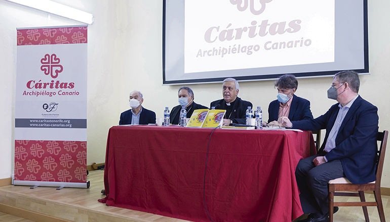 Die beiden Bischöfe der Kanarischen Inseln, José Mazuelos (2.v.l.) und Bernardo Álvarez (Mitte), präsentierten den Bericht gemeinsam mit dem Leiter von Caritas für die Kanarischen Inseln, Gonzalo Marrero (l.), dem Koordinator des Berichts, Daniel Rodríguez (2. v.r.), und dem Direktor von Cáritas Tenerife, Juan Rognoni (r.). Foto: EFE