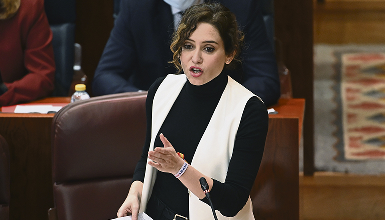 Isabel Díaz Ayuso, Regionalpräsidentin von Madrid, lässt die Verdächtigungen nicht auf sich sitzen und lässt ihrerseits Verträge mit Bekannten von Ministern der sozialistischen Zentralregierung untersuchen. Foto: EFE