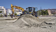 Der Sand in Los Cristianos wird vorbereitet, um den Badegästen schöne Strandtage zu bescheren. Foto: Ayto Arona