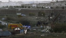 Anfang März haben so viele Menschen wie nie zuvor den Grenzzaun von Melilla gestürmt. An aufeinanderfolgenden Tagen gelang es mehreren Hundert von ihnen, den Zaun zu überwinden. Foto: EFE
