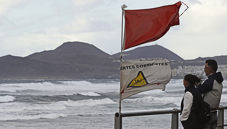 Rote Flaggen warnten vor der Gefahr, wie hier in der Bucht von Las Canteras in Las Palmas de Gran Canaria. Foto: EFE