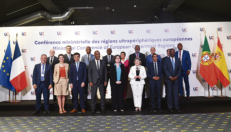 Gruppenfoto der teilnehmenden Ministerinnen und Minister der neun Gebiete in äußerster Randlage nach der Konferenz auf der französischen Insel Martinique Foto: Gobierno de Canarias