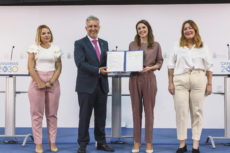 Das Dokument wurde von Regierungspräsident Torres und Ministerin Irene Montero unterzeichnet. Foto: Gobierno de Canaria