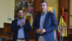 Bei seiner Amtsniederlegung hat Manuel Domínguez (PP) (r.), seinen Nachfolger im Amt, Adolfo Domínguez (l.), vorgestellt. FOTO: EFE