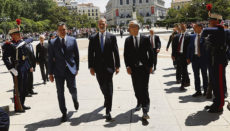 Ministerpräsident Pedro Sánchez, König Felipe VI. und NATO-Generalsekretär Jens Stoltenberg bei ihrer Ankunft im Königspalast in Madrid, wo nach der Zeremonie ein Mittagessen stattfand.