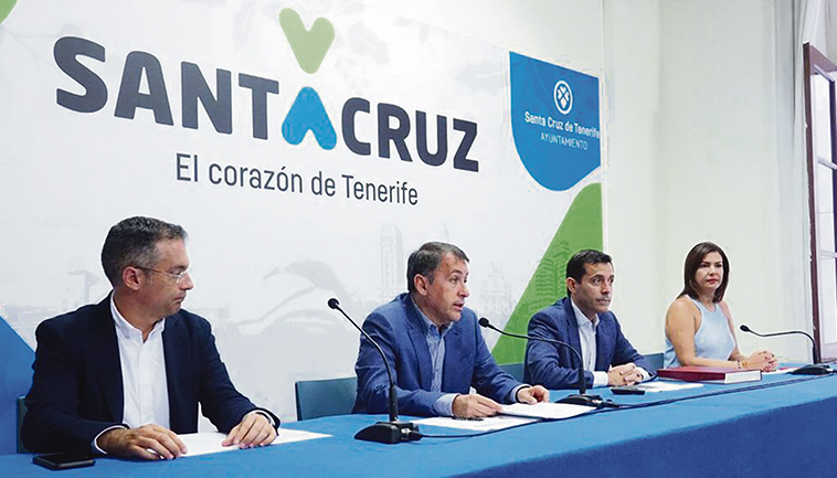 Baustadtrat Carlos Tarife (l.) und José Manuel Bermúdez (r.) Bürgermeister von Santa Cruz, bei der Ankündigung der neuen Steuerermäßigungen. Foto: ayuntamiento santa cruz