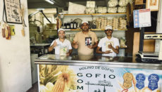 Rayco Herrera in seiner Gofiomühle mit zwei Mitarbeitern Foto: Gofio Gomero