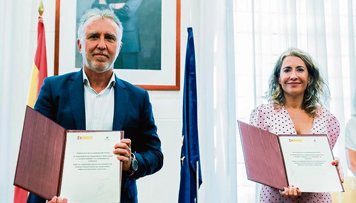 Kanarenpräsident Ángel Víctor Torres und die spanische Transportministerin Raquel Sánchez nach der Unterzeichnung des Abkommens in Madrid, mit dem die Subvention für den öffentlichen Personennahverkehr besiegelt wurde. Foto: EFE